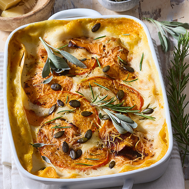 Lasagne s dýní a česnekem: Recept s bešamelem, šalvějí a parmazánem