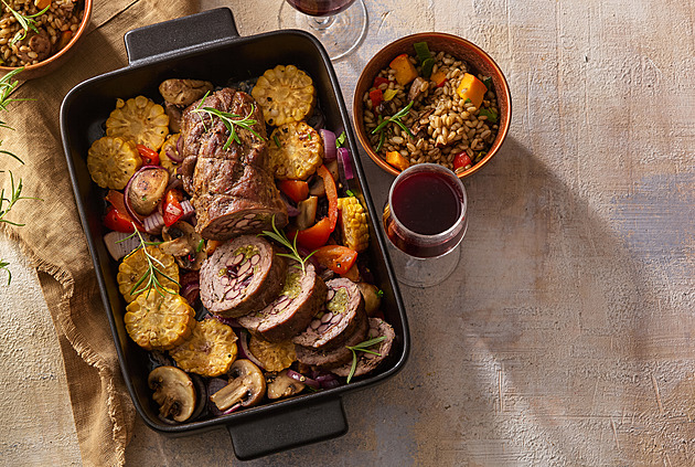 Hovězí roláda s fazolovou náplní: Recept se šunkou a pečenou zeleninou