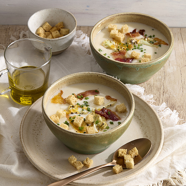 Krémová sýrová polévka se slaninou a květákem: Recept se smetanou a čedarem