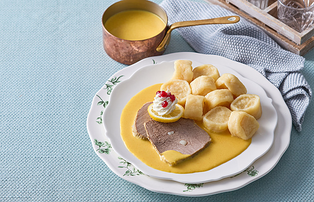 Svíčková s máslovými noky: Recept na hovězí se smetanovou omáčkou