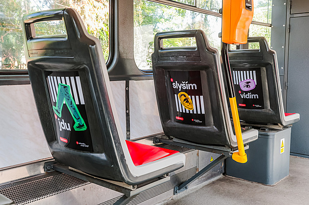 Reelsko pauzneš, tramvaj ne. Nová kampaň cílí na teenagery se sluchátky a mobilem
