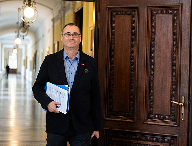 To číslo je šílené, ale je to realita, řekl k rozpočtu Nacher. Šetřit se dá, míní opozice