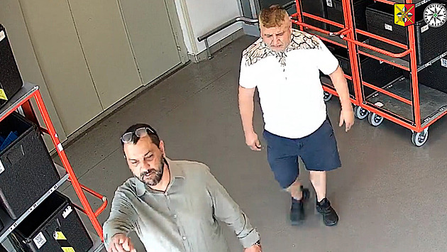 Neviděla, co se jí děje za zády. Žena přendávala nákup, zloděj jí z auta bleskově vzal peněženku