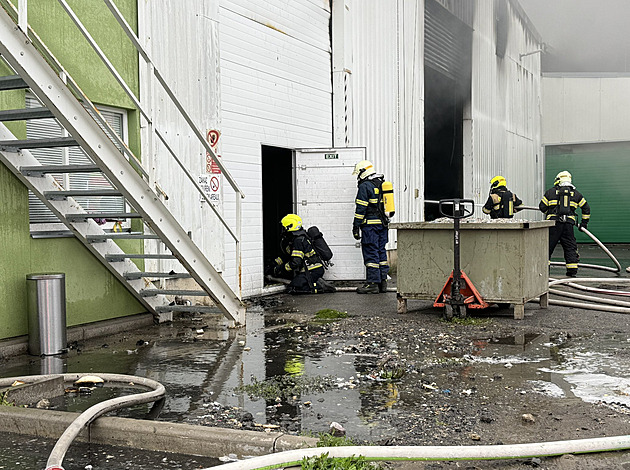 Na Rakovnicku hoří průmyslová hala, škoda jde do stovek milionů