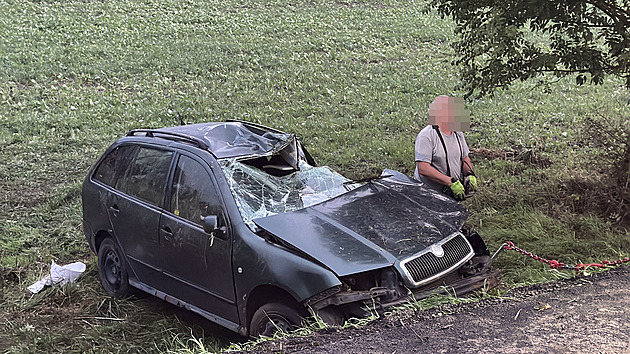 Tragická nehoda na Nymbursku. Řidička narazila do stromu, na místě zemřela