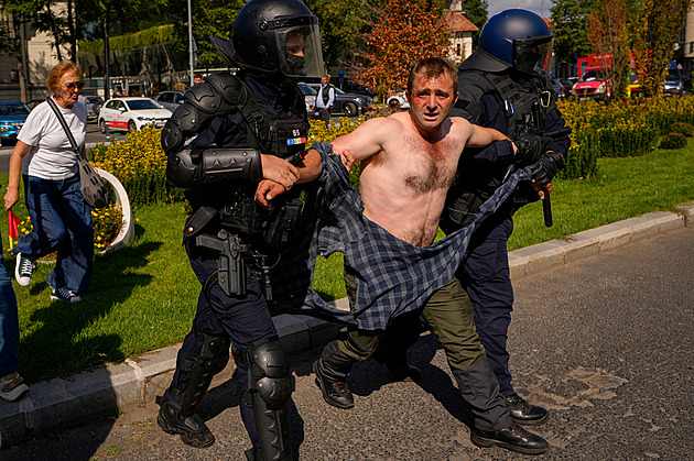 Bouřící Bukurešť. Demonstranti se střetli s policií, ta použila i slzný plyn