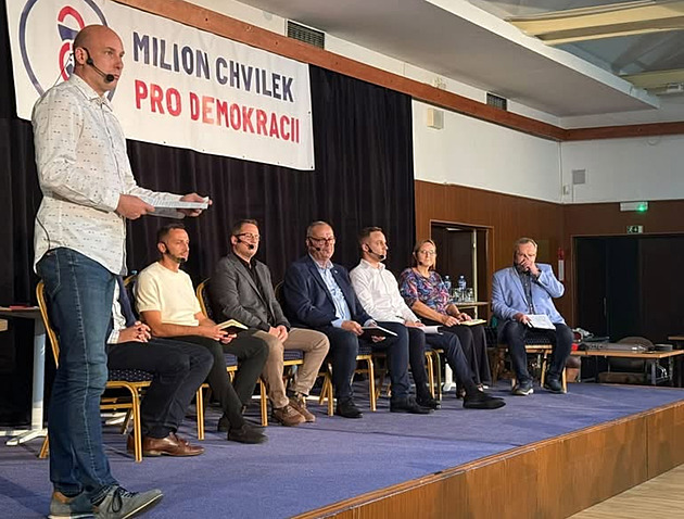 Politickou debatu Milionu chvilek vedl moderátor odsouzený v korupční kauze