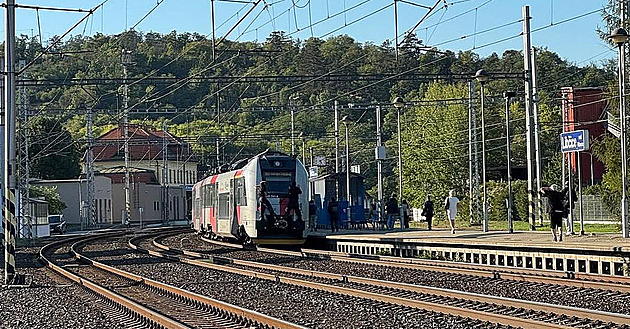 Dvojice nasadila kukly a naskočila na rozjíždějící se vlak. Policie případ šetří