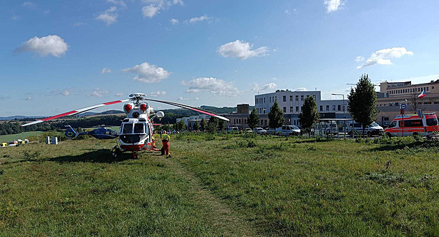 Pacienti na parkovišti, policie, vrtulníky. Kvůli nahlášené bombě evakuovali nemocnici