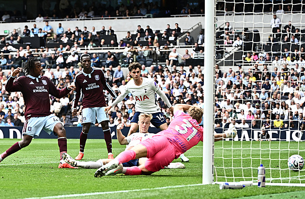 ONLINE: Kinský dostal tři góly a Tottenham je v pásmu sestupu, v akci i Arsenal