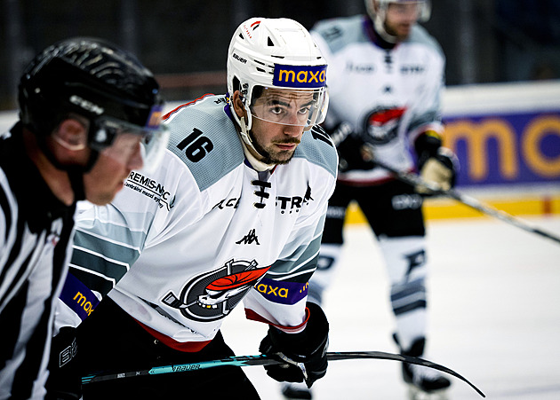 Chomutov, 11. 9. 2026. Prvn� hokejov� liga, Pir�ti Chomutov - HC Slavia Praha. Martin Hanzl, �to�n�k Pir�t�.