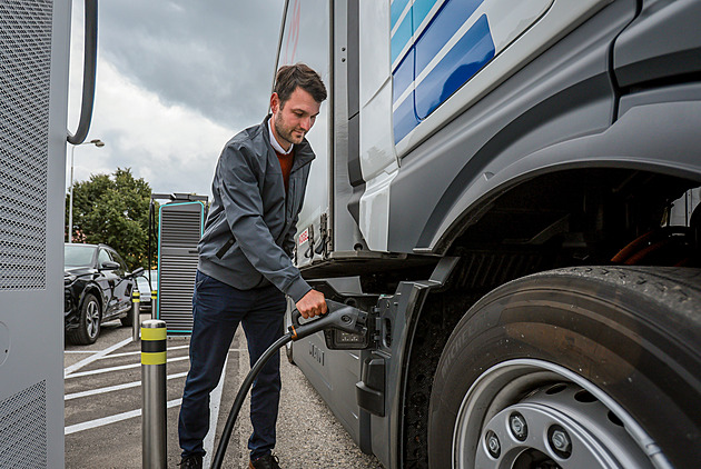 Stále víc elektromobilů brázdí středočeské silnice. Přibude i bezemisních autobusů
