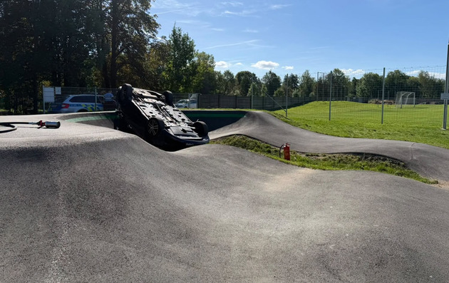 Opilý řidič přehlédl pumptrack, s fiatem skončil vzhůru nohama
