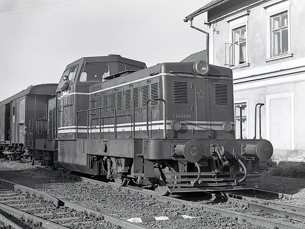 Motorov� lokomotiva T444.0100 ve stanici Mimo� star� n�dra��, kv�ten 1973