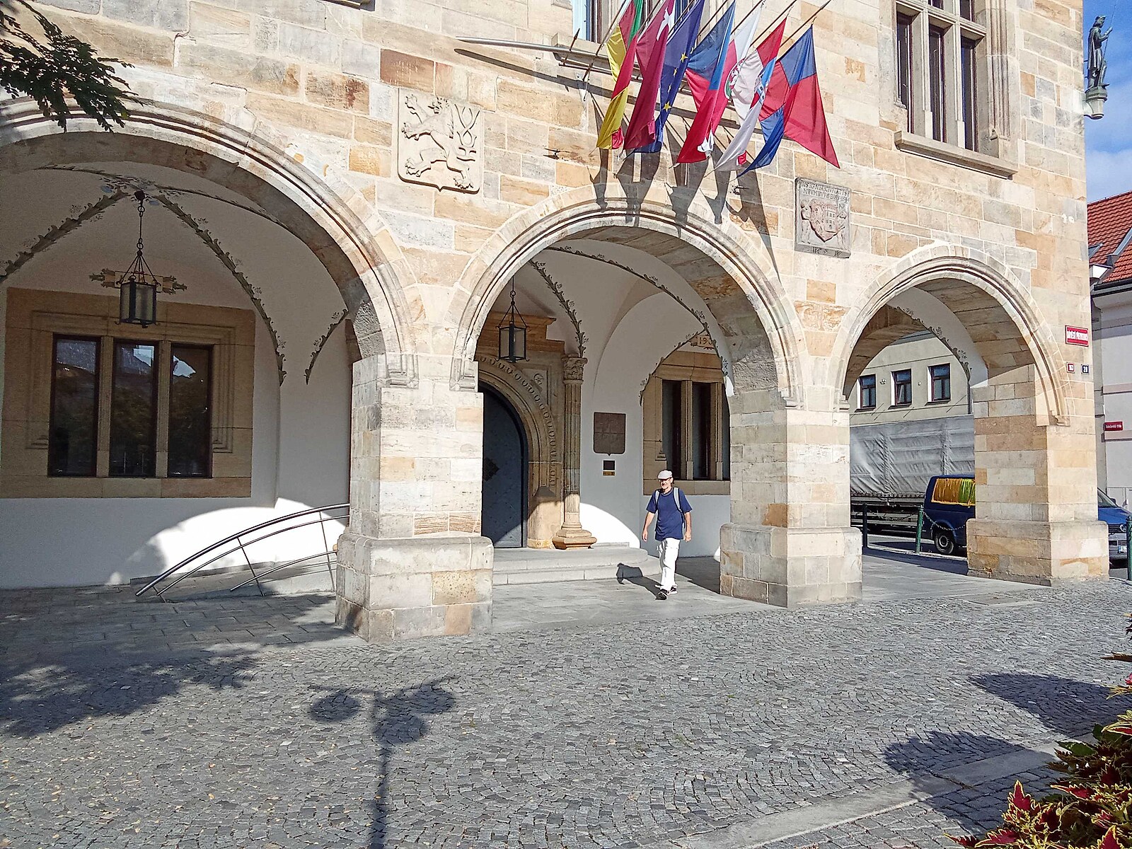Zásah v Nymburce. Policie propustila pět zadržených, zajímala se i o bazén a stadion