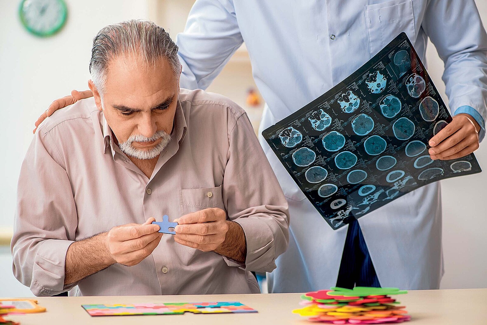Přelomová léčba Alzheimerovy choroby? Vyvinul ji čínský lékař, ale pak zmizel ve vězení