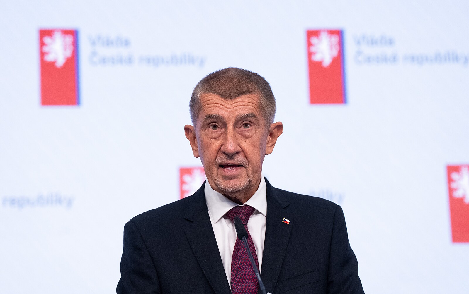 Nebudeme dávat dárečky, ale investovat do lidí, hájil Babiš schodek 389 miliard