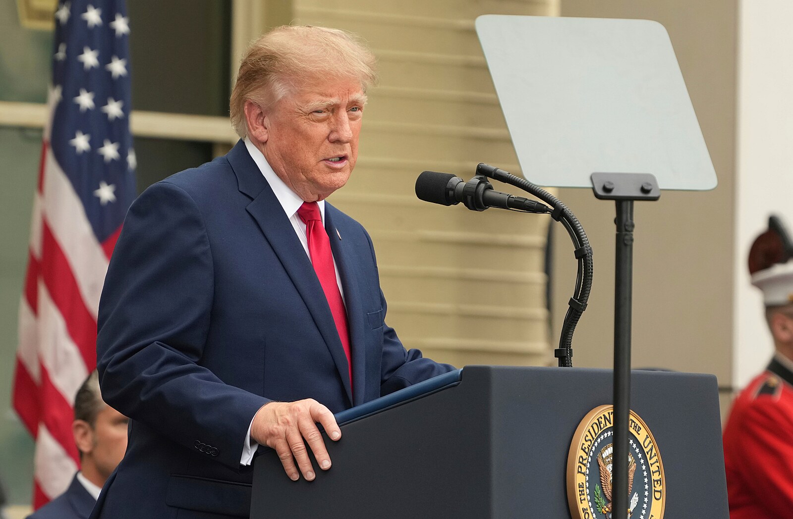 Američané si připomínají 11. září. Trump promluví u Pentagonu, v New Yorku nesmí