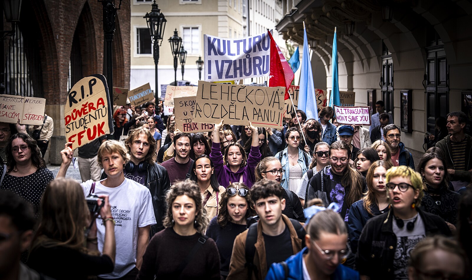 Filozofická fakulta plánuje velké změny, studenti vyrazili na protestní pochod