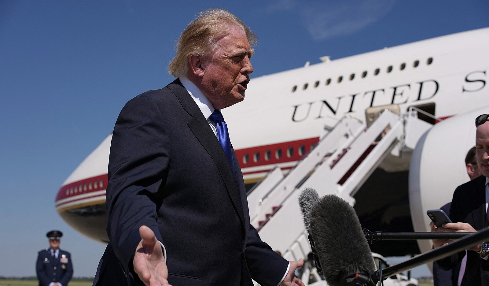 Trump dál bojuje s novináři. Stanici CNN nepustí na palubu Air Force One