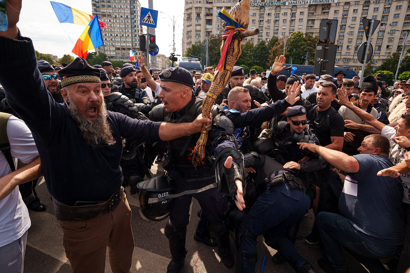 Bouřící Bukurešť. Demonstranti se střetli s policií, ta použila i slzný plyn