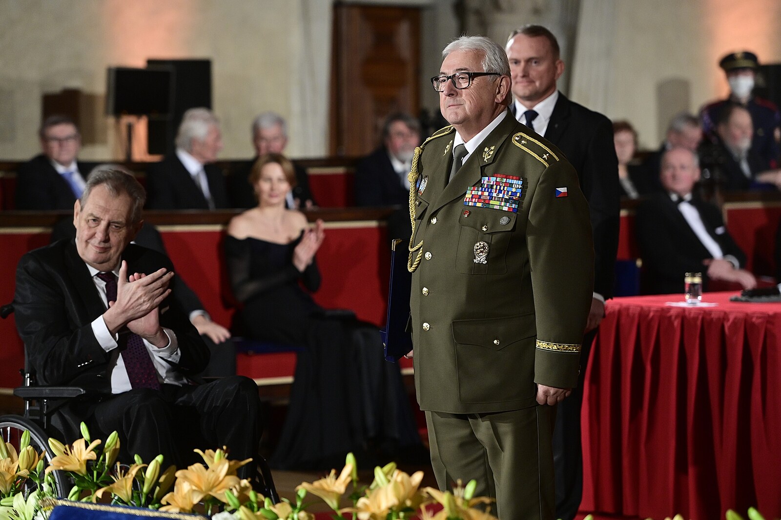 Zemřel generál Karel Blahna. Velel praporu v Jugoslávii, Zeman mu udělil vyznamenání