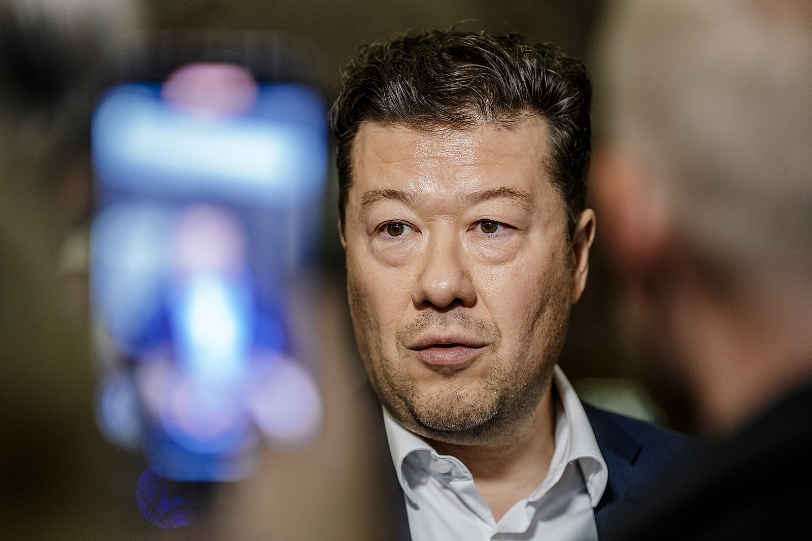 NÁZOR: Okamurovo předstírané ignorantství je sice legrační, ale možná docela funguje