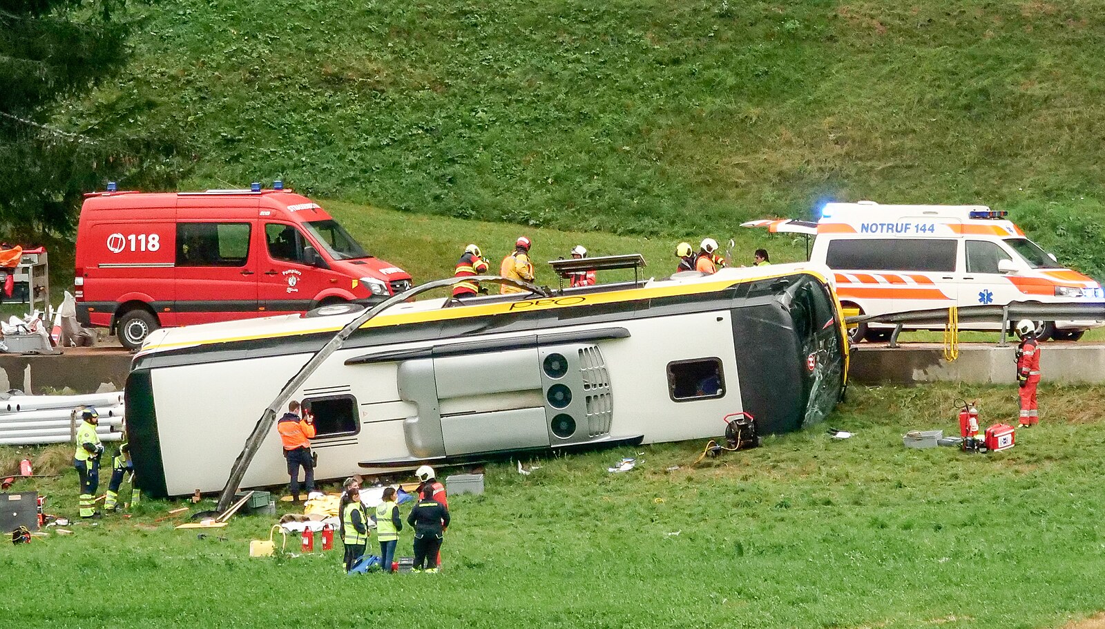Nehoda autobusu otřásla východem Švýcarska. Policie potvrdila několik mrtvých