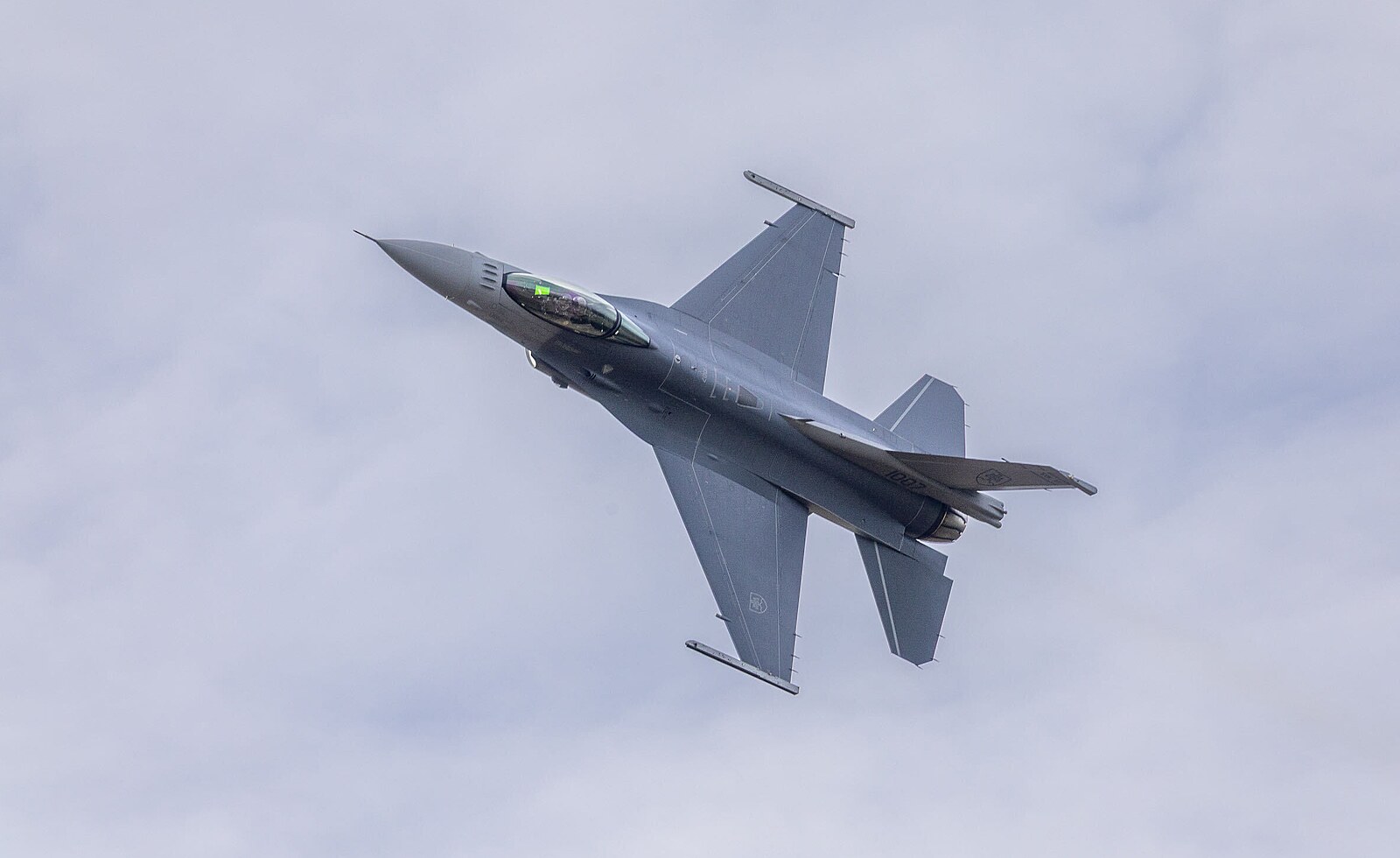 Americká F-16 se v Německu při pokusu o přistání zřítila na golfové hřiště
