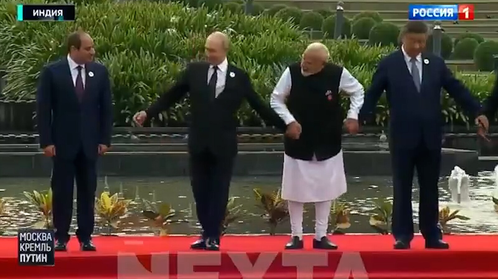 Zmatený Putin na summitu bloudil před focením, pak ztratil rovnováhu