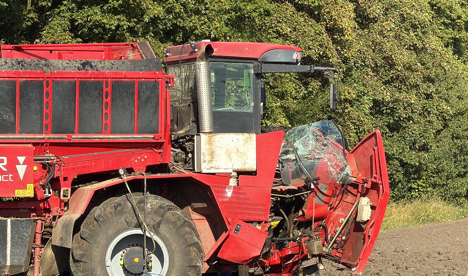 Zemědělský stroj v protisměru naboural auto a dodávku. Jeden mrtvý, tři zranění