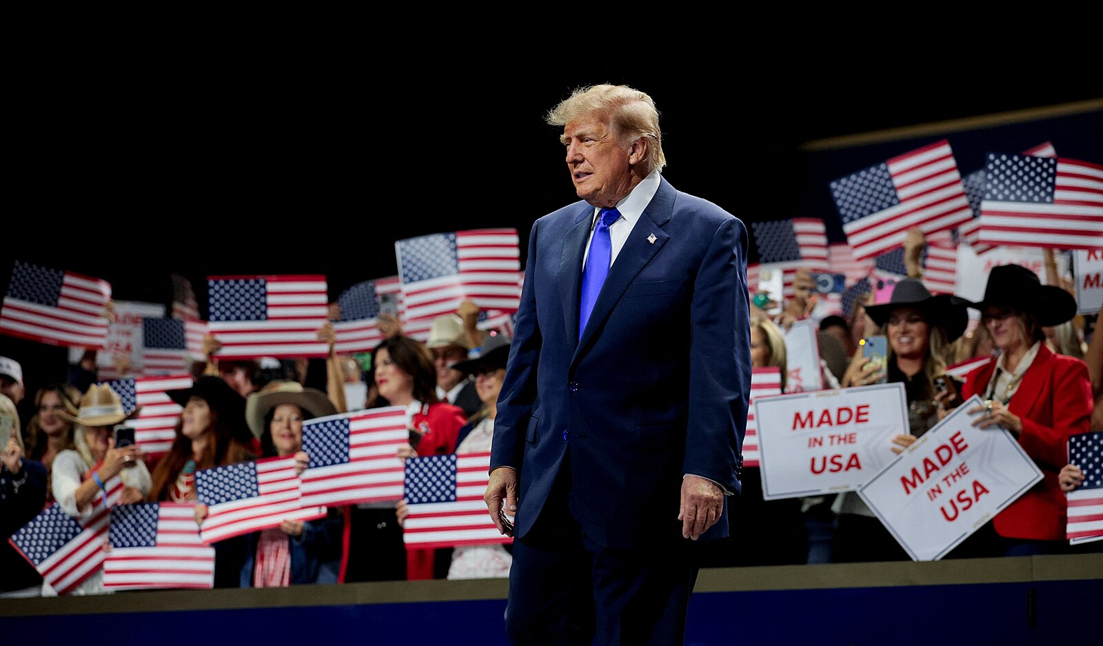 NÁZOR: 5000 dolarů, když republikáni vyhrají. Vrací Trump USA k politice kupování hlasů?