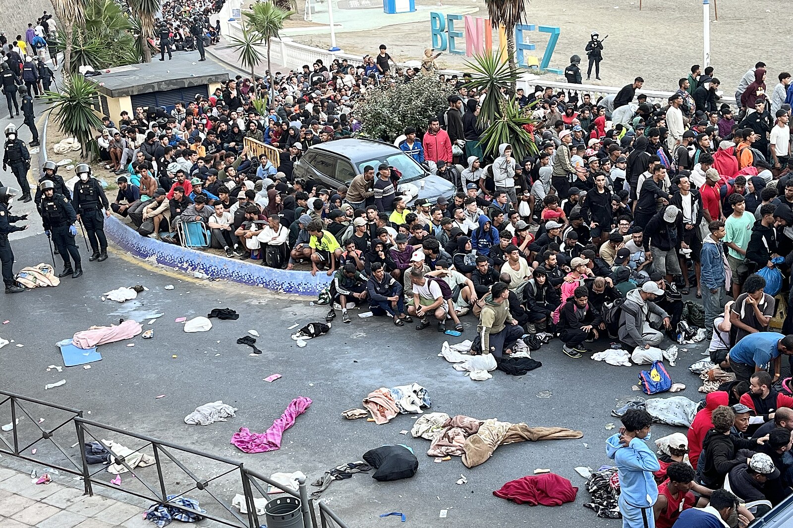 Obušky a petardy. Policie v Ceutě přesunula migranty z pláží do stanového centra v přístavu