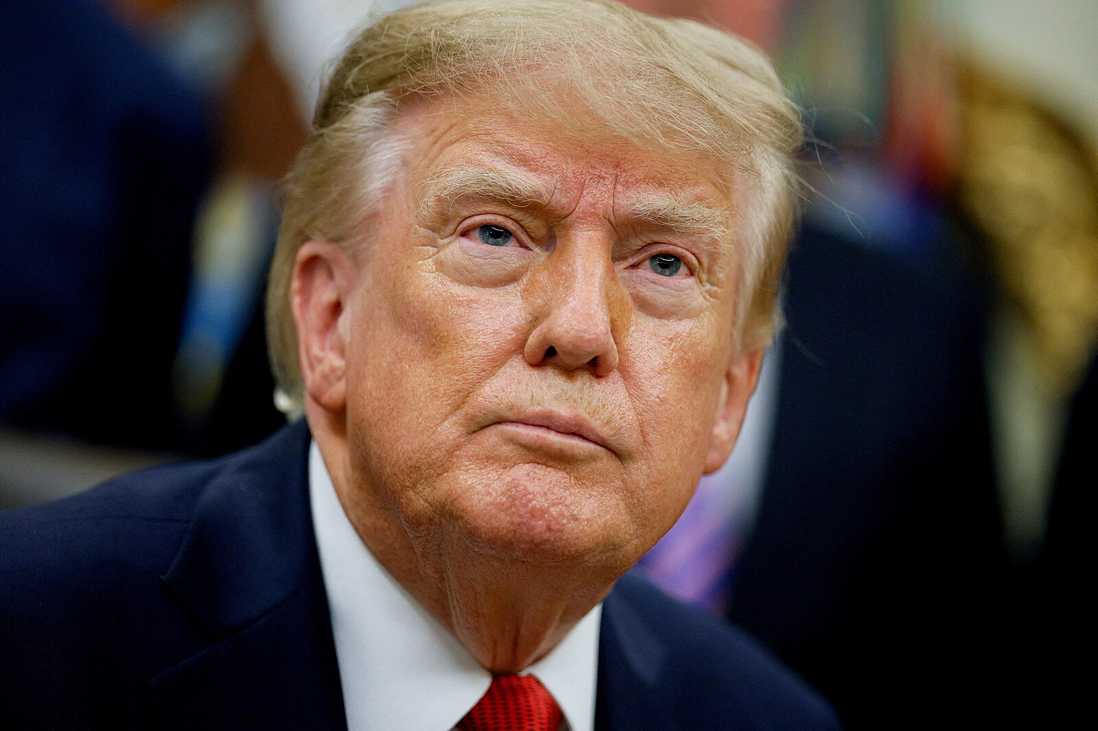 Trump podepsal „pekelné sankce“ proti Rusku. Jsou odkazem zesnulého senátora