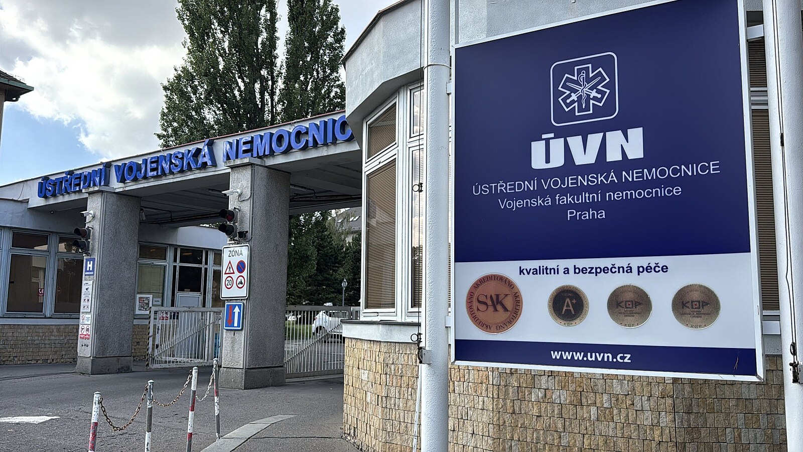Policie zasahuje v Ústřední vojenské nemocnici, zadržela tři bývalé a současné náměstky