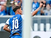 Úto�ník Adam Hlo�ek z Hoffenheimu oslavuje vst�elený gól.