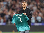 Tomá� Sou�ek s dresem zesnulého bývalého branká�e West Hamu Lu�ka Miklo�ka p�ed...