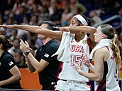 Americké basketbalistky Angel Reeseová (vlevo) a Paige Bueckersová mají radost...