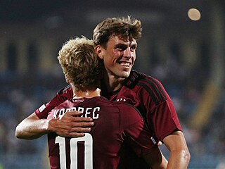 Spar�anský obránce Tobias Guddal slaví gól s Adamem Karabcem v zápase s...