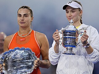 Jelena Rybakinová (vpravo) pózuje s trofejí pro �ampionku US Open, vedle ní...