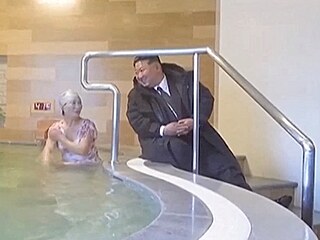 Severokorejský v�dce Kim �ong-un debatuje s pracovnicemi v termální lázni...