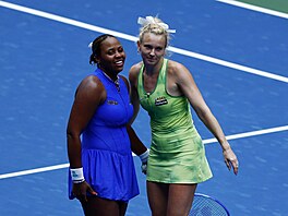 Taylor Townsendová a Kate�ina Siniaková po semifinále US Open.