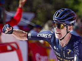 Eddie Dunbar slaví triumf v 19. etap� Vuelty.