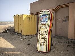 Rakev ve tvaru mobilního telefonu pro zesnulého majitele obchodu s telefony...