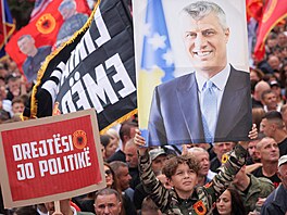 Tisíce lidí se v Pri�tin� ú�astní pochodu na podporu bývalého prezidenta...