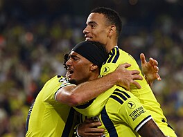 Fotbalisté Fenerbache slaví gól do sít� AS �ím.