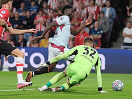 Mat�j Ková� v dresu PSV se sna�í zastavit útok Traorého ze �achtaru.