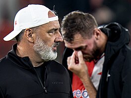 Jind�ich Trpi�ovský po proh�e s Lens. Za ním je zklamaný Tomá� Chorý.