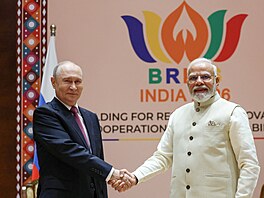 Ruský prezident Vladimir Putin a jeho indický prot�j�ek Naréndra Módí jednali...