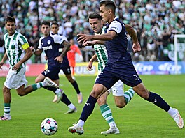 Úto�ník Filip Horský ze Slovácka vede mí� v utkání proti Bohemians.